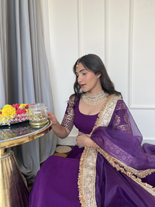 Ensemble Lehenga semi-cousu en faux georgette avec broderie en sequins Zari, chemisier non cousu et dupatta à bordure en dentelle - Product Image 2