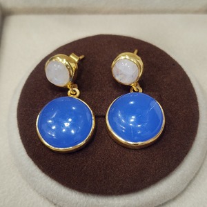 Pendiente hecho a mano de piedras preciosas de Calcedonia azul y piedra lunar arcoíris blanca redonda chapada en oro de excelente calidad de Plata de Ley 925 - Product Image 5