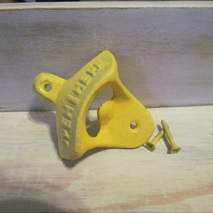 Grand ouvre-bouteille en fonte de style antique avec finition rustique parfait pour les bars, les restaurants et les intérieurs modernes. - Product Image 1