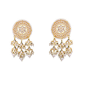 Boucles d'oreilles pendantes de style chandelier, plaquées or, ornées de cristaux et de strass, base en métal durable, conçues pour les soirées - Product Image 1