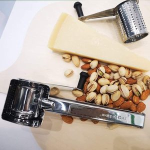Grattugia manuale in acciaio inossidabile di produzione italiana per noci di cioccolato al formaggio-con utensile a rullo rimovibile - Product Image 3