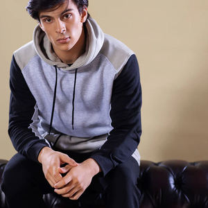 Conjunto Deportivo con Paneles en Contraste, Sudadera con Capucha y Pantalones Deportivos Gris y Negro para Hombre, Logotipo Personalizado, Ropa Deportiva Cómoda de Moda Urbana - Product Image 2