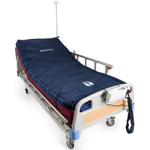 Lit d'hôpital médical manuel avec rails latéraux pliables Cadre en acier solide et système de réglage de la manivelle lisse - Product Image 1