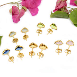 Moda Bohemia triángulo forma 6 MM Aqua Calcedonia Hydro cuarzo 24K chapado en oro Stud pendientes para mujer joyería al por mayor - Product Image 5