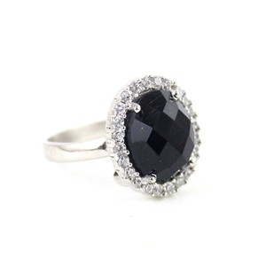 แหวนอัญมณีสีดำทรงรีขนาด10x8มม. ทำจากทองเหลืองชุบหินอัญมณีแบบปรับได้ - Product Image 1