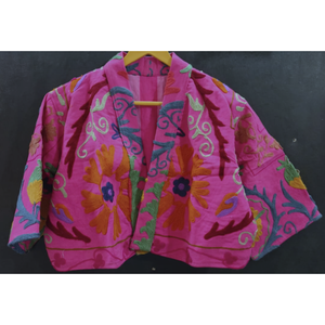 Haut court matelassé Suzani rose vif pour le printemps, fabriqué avec du coton rembourré - Product Image 1