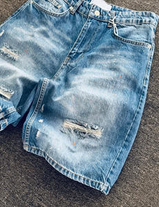 Shorts en jean pour hommes, délavés, bords bruts, style streetwear baggy, personnalisables avec logo - Product Image 2