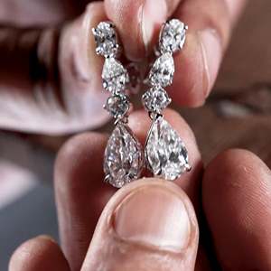 Diseño Simple y elegante Diamantes de laboratorio de moda para mujer Lujosos pendientes colgantes de gota Espárragos 18K Oro blanco sólido Alta joyería OEM - Product Image 2