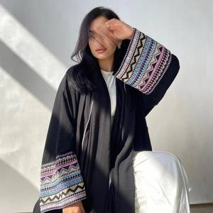 ชุดอาบายาผ้าซาตินงานทำมือสีดำแขนทรงเรขาคณิตสีสันสดใสสำหรับเด็กผู้ชายดูไบ - Product Image 2