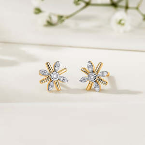 Pendientes de Oro de 18K con Forma de Corazón para Mujer - Esmeralda y Perla, Oro Blanco y Amarillo, Joyería de Compromiso - Product Image 1