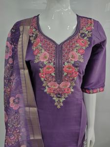 Ropa de moda étnica de moda de diseñador moderno pantalón Kurti de seda pesada y Dupatta con bordado exportador de India - Product Image 6