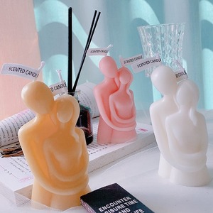 Bougie pour couple TOOWIN - Cadeau créatif pour la Saint-Valentin : Bougie parfumée conçue pour étreindre l'amour entre les couples - Product Image 4