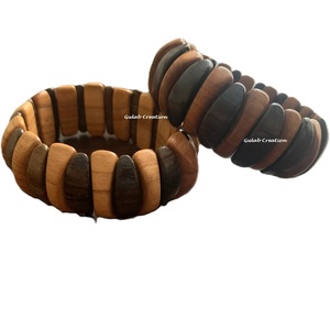Bracelet extensible moderniste en bois marron double ton | Bracelet de mode en bois bicolore fait à la main pour une tenue décontractée et contemporaine - Product Image 1
