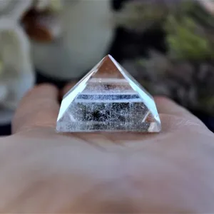 क्वार्ट्ज छोटे स्पष्ट कट पिरामिड आकार कण हीलिंग पावर पत्थरों ढीला हीरे रत्न