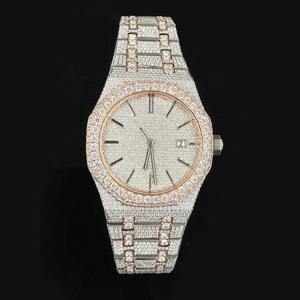 Montre cloutée à diamant Moissanite bicolore de style luxueux avec fonction de date de mouvement à quartz pour hommes et femmes - Product Image 1