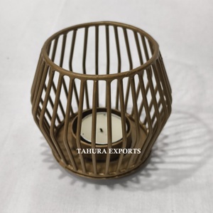 Bougeoir en cage de ferme rustique avec un look patiné charmant ajoute une atmosphère chaleureuse et confortable à tout espace de style chalet de campagne - Product Image 1