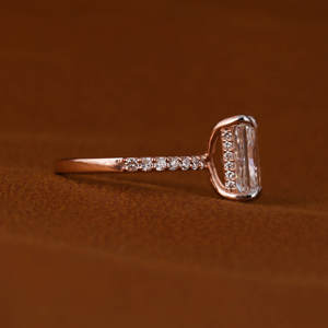 Bague de fiançailles en diamant Radiant Cut Lab Grown Bague Halo de style classique plaquée or rose 14KT avec certification IGI brillante glamour - Product Image 5
