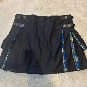 Kilt utilitaire hybride en coton noir avec doublure en tartan national irlandais et sangles en cuir 2026 - Product Image 1