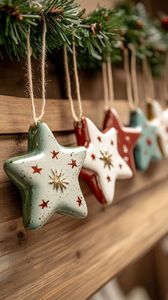 Adornos colgantes de pared navideños de madera pintados a mano con colores festivos ideales para la decoración tradicional del hogar de vacaciones - Product Image 3