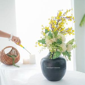 Vase à fleurs en forme de bourgeon fait à la main en métal noir mat martelé Design pour la maison salon décor de table Vase en métal - Product Image 4