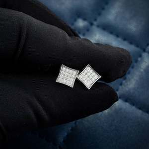 Pendientes de botón cuadrados de oro blanco con moissanita de corte princesa de 7.92 mm, color D, VVS, 0.32 quilates, para mujer - Product Image 2