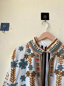 Chaqueta Suzani, Abrigo Boho de Invierno, Chaqueta con Arte Floral Blanco, Abrigo Bordado Moderno, Regalo Festivo de Navidad, Ropa Exterior Informal para Combinar - Product Image 3