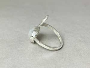 Venta al por mayor de fábrica Popular minimalista Arco Iris piedra lunar anillo hecho a mano Plata de Ley 925 joyería Vintage diseño en espiral joyería - Product Image 5