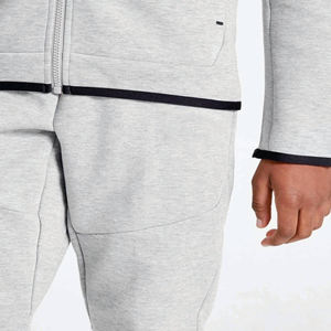 Chándal de Tejido Técnico Fleece para Niño con Logo de Marca Personalizado, 69% Algodón 31% Poliéster, en Gris Jaspeado, Sudadera con Capucha y Cremallera Completa y Pantalones de Chándal Tipo Jogger - Product Image 4