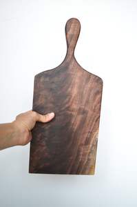 Planche à découper en noyer biologique artisanale, grande planche à pain décorative suspendue, plateau de service en bois de luxe pour la maison et les restaurants - Product Image 2