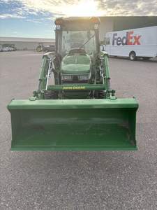 Tractor agrícola pequeño John Deere 3039R 2024 completamente nuevo con cabina de fábrica, PTO trasero y central, cortacésped de montaje central, 4x4, a precio económico. - Product Image 6