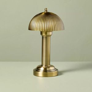 Lampe de table en laiton au design contemporain pour l'éclairage créatif des tables de chevet et les éléments de style intérieur formel - Product Image 2
