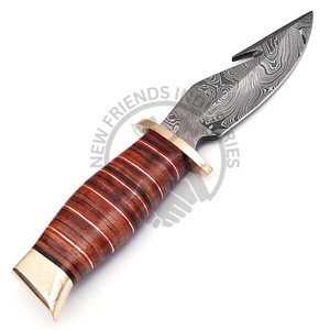 Cuchillo de Caza de Acero de Damasco de Edición Limitada, Cuchillo Skinner Outback con Gancho para Desollar, Hoja Fija con Protector y Mango de Cuero - Product Image 4