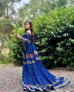 Vestido Largo de Gasa Vintage de Lujo con Mangas Largas y Bordado Cultural Afgano para Bodas Tradicionales y Eventos Festivos - Product Image 3