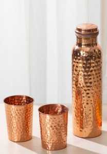 Bouteille d'eau en cuivre martelé pour la santé humaine, idéale pour les hôtels, les restaurants, la décoration de table et les bienfaits ayurvédiques. - Product Image 2