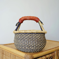 Panier Ghana Bolga en herbe naturelle avec poignée en cuir pour le stockage décoratif et les achats au marché des agriculteurs