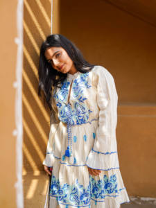 Vestido Mini Boho Blanco para Mujer con Bordado Floral Azul, Vestido de Verano de Algodón Fluido, Perfecto para Vacaciones, Color Blanco - Product Image 1