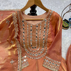 Brillo Festivo: Top de Seda Completamente Cosido con Dhoti y Dupatta con Trabajo de Espejos - Product Image 5