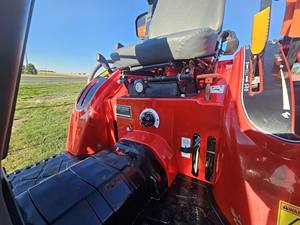 รถไถเดินตาม Massey Ferguson 1526 ปี 2018 65-140 แรงม้า เกียร์อัตโนมัติ ขับเคลื่อน 4 ล้อ สำหรับใช้งานในฟาร์ม พร้อมปั๊ม เกียร์ แกนกลางเครื่องยนต์ ประสิทธิภาพสูง มือสอง - Product Image 5