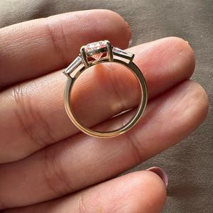 แหวนหมั้นเพชรทรงลูกแพร์สีชมพูเพาะเลี้ยงในห้องปฏิบัติการ ประดับเพชรทรงบาแก็ตต์ 3 เม็ด แหวนแต่งงานทอง 14k ราคาประหยัด - Product Image 6