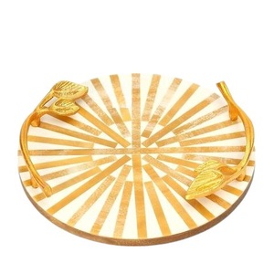 Plateau de service artisanal en résine et métal de luxe moderne, gris avec poignées en feuille dorée, pour restaurant, café, hôtel, villas, à des fins décoratives - Product Image 5