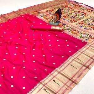 Sari de Seda Paithani Suave VASTRA COTTAGE con Motivos de Tejido Zari, Meenakari, Pallu de Pavo Real, Borde Munia y Blusa de Seda - Product Image 3