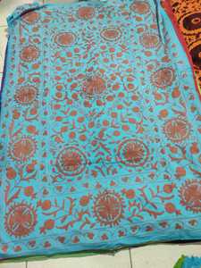 Mantas y Colchas Suzani Tejidas a Mano con Algodón Orgánico Estampado y Características Ecológicas para el Hogar en Otoño - Product Image 5