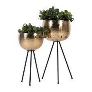 Jardinière en métal en fer robuste avec charme industriel adapté aux grands arbres de plantes ou aux arrangements floraux de déclaration - Product Image 1