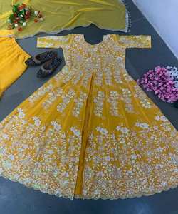 Entra en el nuevo año con nuestra línea de ropa femenina 2023, mostrando las últimas tendencias y estilos para mantenerte con estilo. - Product Image 1