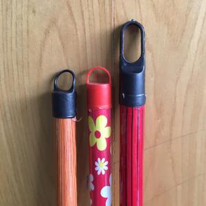 Balais à motif rouge de 8 cm de Malaisie avec manche en bois, plastique et PVC pour l'utilisation à la maison, au jardin, comme balayette, balai à poussière - Product Image 3