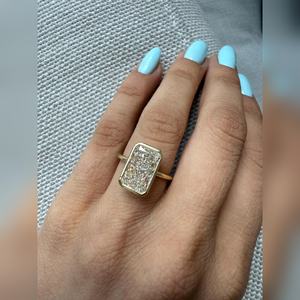 แหวนเพชรทรงรัศมี 5 กะรัต เพาะเลี้ยงในห้องปฏิบัติการ ตัวเรือนทองคำแท้ 18K ประดับขอบเพชรแบบ Bezel Setting แหวนหมั้น ได้รับการรับรองจาก IGI หรูหรา - Product Image 4