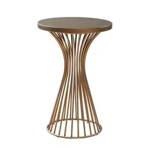 Tables basses modernes avec des cadres en fil métallique conçus pour gérer les espaces très fréquentés et la décoration des espaces de vie - Product Image 6