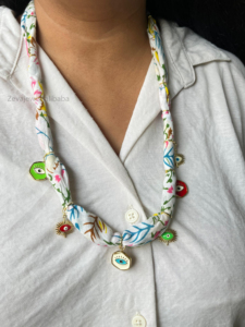 Collier écharpe personnalisé fait main en laiton plaqué or avec breloques œil en émail, collier en tissu bandana en coton pour femmes - Product Image 6