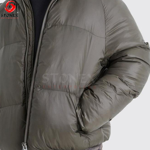 Chaqueta acolchada con capucha de rendimiento acolchado de lona High Street de invierno para hombre con diseño de color sólido - Product Image 5