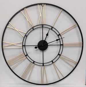 Horloge murale ronde en fer noir revêtue de poudre vintage avec une touche de peinture dorée sur les chiffres - Product Image 1